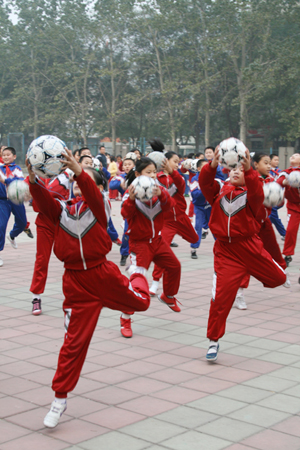 古蹴鞠跳“亮”大课间