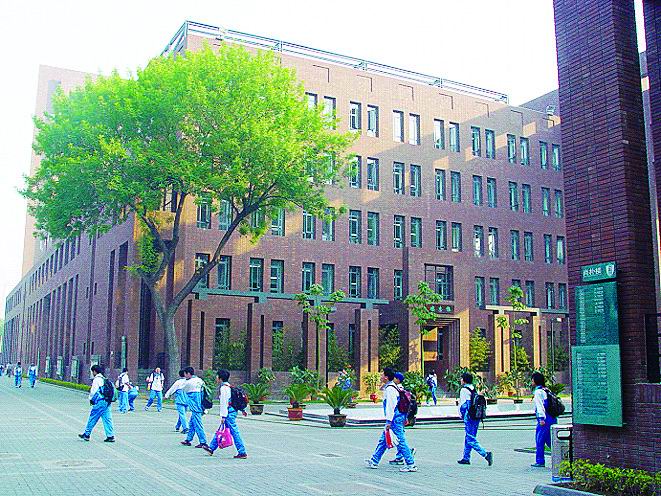 天津市耀华中学是市教委直属示范性中学