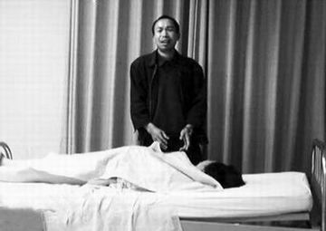 民工拒签手术难产妻子死亡 网站员工拍下现场