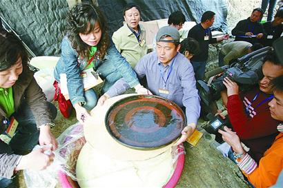 图文:谢家桥一号墓顺利探取边厢文物