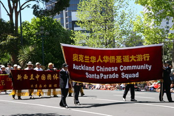 新西兰奥克兰华人社团亮相圣诞大游行受瞩目(