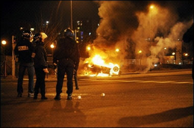 巴黎郊区发生骚乱77名警察受伤(组图)_新闻中