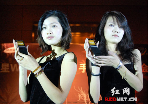 三星推出万元手机伯爵 性感模特大秀手机舞