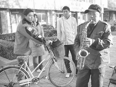 马路音乐人--爱吹萨克斯的修车匠