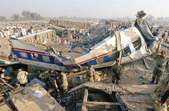 特快火车出轨 现场满耳求救声