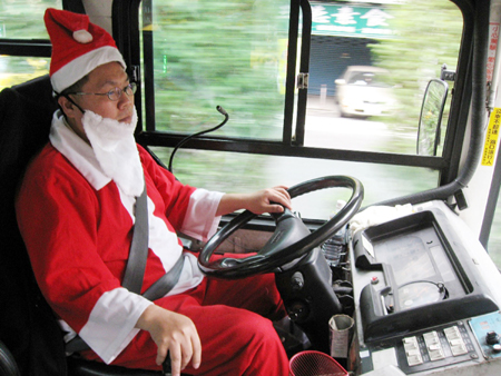 台北写真:五百名客运司机变装圣诞老人(图)