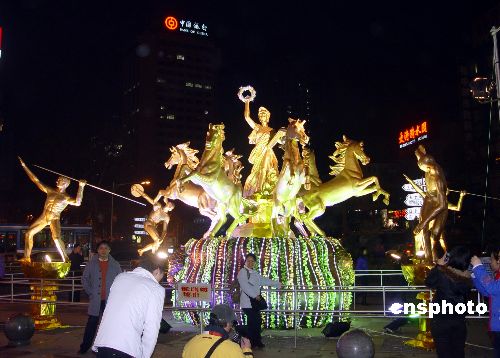 图：“动感奥运”雕塑亮相南京街头