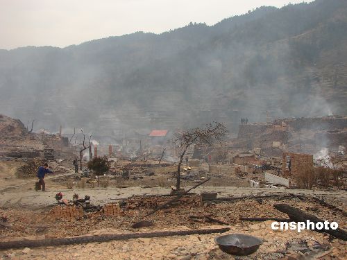 图:贵州黎平县一村寨遭火烧连营