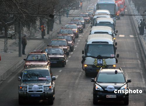 乌市大火殉职消防员追悼会举行 近万民众自发