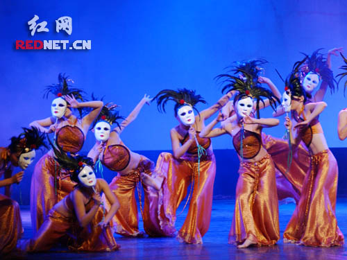 戴着面具跳舞 新浪网