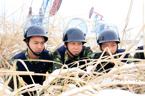 图:河南油田百里油区有支风雪巡逻兵