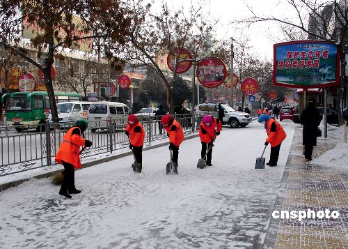 甘肃遭遇持续降雪天气力保进疆入藏铁路线畅通