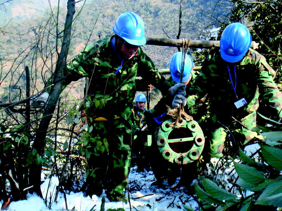 上海电力抢修人员会战灾区