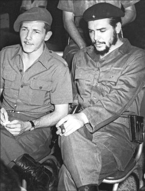 这是劳尔·卡斯特罗(左)与切·格瓦拉1960年在古巴圣地亚哥大学拍摄的