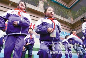 小学生当大肚妈妈