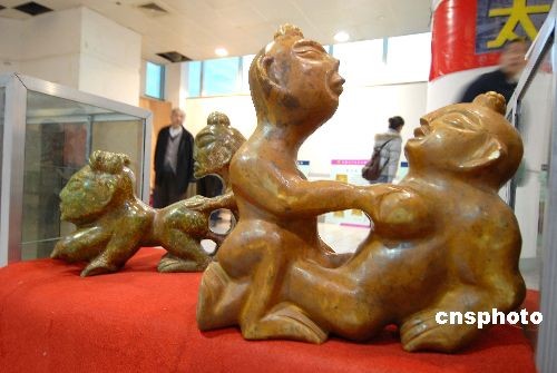 图:杭州性文化节展品受关注