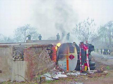 一辆满载18吨汽油的槽罐车在新安县城关镇安乐村撞塌一民宅后侧翻