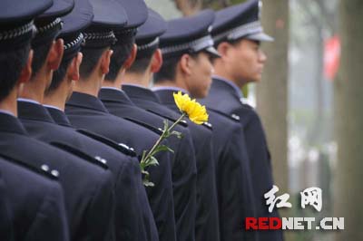 忠诚铸警魂 长沙巡警特警支队祭英烈(图)