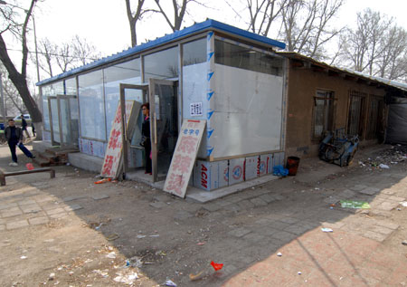 平房周围盖起小棚子记者 王振东 实习记者 郭全忻 摄东亚讯(记者 周东