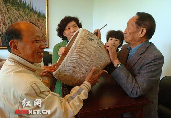袁隆平题字陶艺作品《丰收箩(组图)