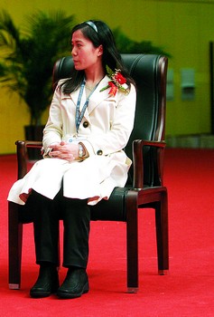 他总说"翁帆和我……" 她叫他"振宁"