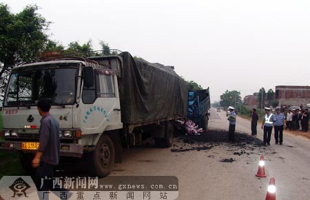 ... 两货车夜间追尾致三人死亡(图)_新闻中心_新浪网