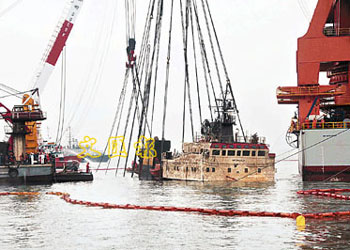 沉船乌克兰补给船终由重型打捞船"华天龙"打捞浮出水面.