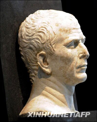这是5月21日在法国阿尔勒拍摄的古罗马凯撒大帝的头部雕像.