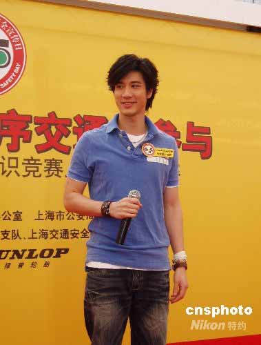 图:王力宏亮相上海宣传交通安全