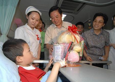 刘奇葆到华西医院与地震中受伤的儿童共度六