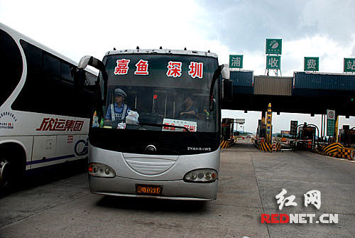 暑运探亲儿童占多数 高速交警严查超载保安全