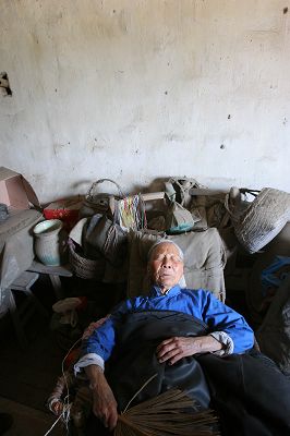 2007年5月8日,周粉英老人在自己家里休息.cfp