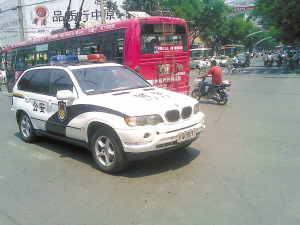 [滚动新闻]宝马警车车牌号"豫q0001警" 专为领导开道