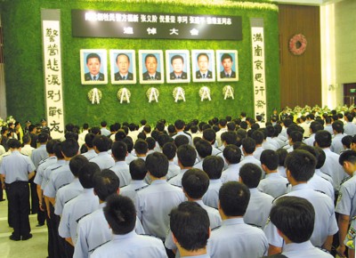 今日上午追悼会现场,气氛庄严肃穆 晚报记者 陈焕联 实习生 刘祥