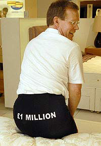 英男屁股价值100万英镑 专用测试床铺(图)