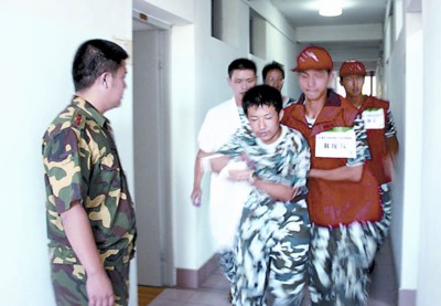 交大军训生地震逃生演习