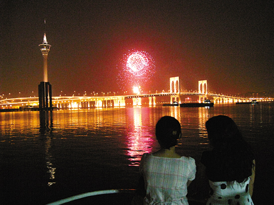 珠海对岸坐观澳门烟花