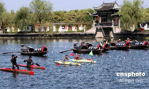 图:浙江绍兴举行乌篷船PK皮划艇比赛