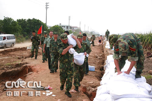 �麣ץ������Χ�����ֶ���ӭս"Ǿޱ"[ͼ]