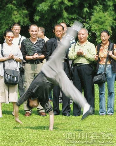 65岁川剧老生劈叉下腰翻跟斗(组图)
