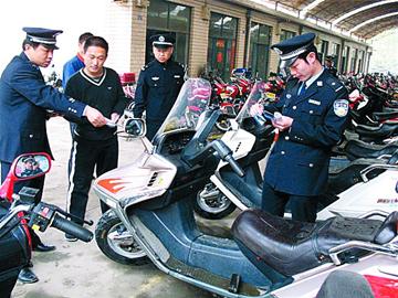 警方突查凤凰山摩托车市场