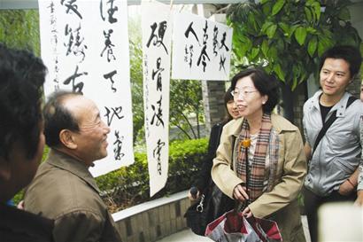 图文:著名诗人舒婷逛社区