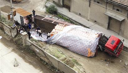 图文:司机通宵守护4500箱饮料