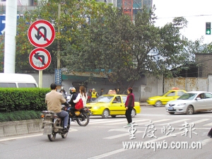 这个路口标线标志牌闹矛盾