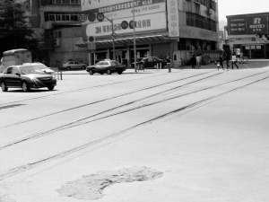 废弃铁路占道 汽车驶过"不爽"