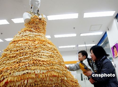 图：食品艺术品助阵北京超市
