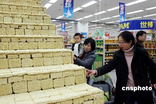 图：食品艺术品助阵北京超市