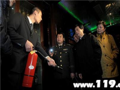 长沙市政法委书记张湘涛带队督查酒吧消防安全