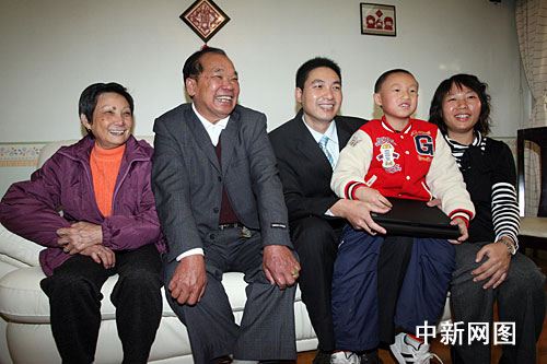 图:习近平访问澳门普通百姓家