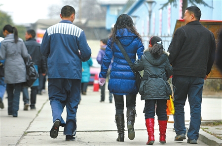 离监探亲 500服刑人员回家过春节